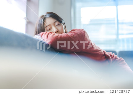 Indoor female portrait 121428727