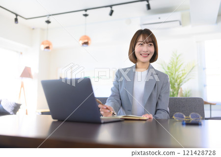 Indoor female portrait 121428728