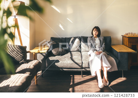 室內女性肖像 121428733