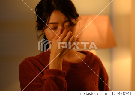 室內女性肖像 121428741