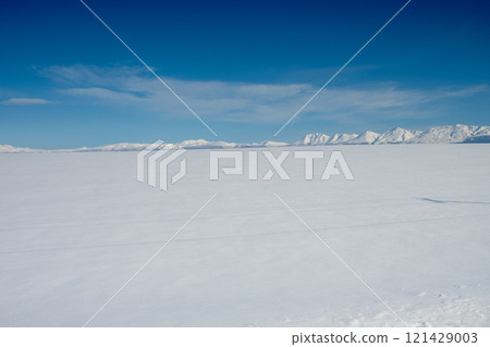 陽光明媚的冬日雪原和山脈 121429003