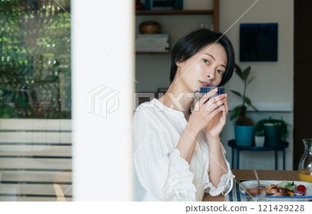 A woman drinking coffee 121429228