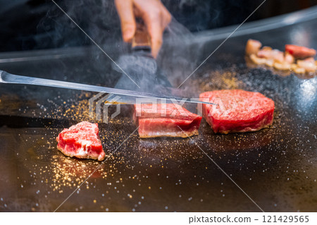 【#鐵板燒】廚師手烤牛排肉 121429565