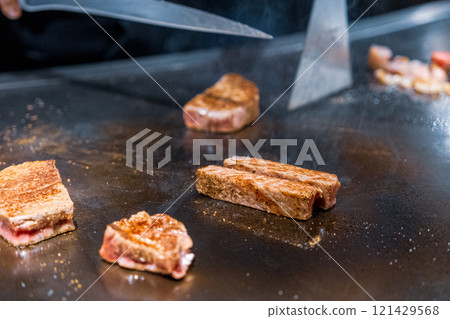 [#Teppanyaki] Chef's hand grilling steak meat 121429568