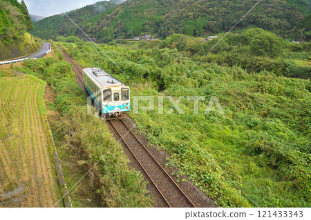 [Yodo Line (Kiha 32)] Photographed at: Uragoe, Shimanto-cho, Takaoka-gun, Kochi Prefecture 121433343