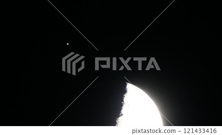月亮和土星距離非常近,在土星食隱藏在月亮後面之前 月亮和土星距離非常近,在土星食隱藏在月亮後面之前 121433416