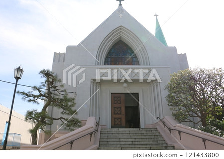 白色天主教山手教堂矗立在橫濱山手區。 白色天主教山手教堂矗立在橫濱山手區。 121433800