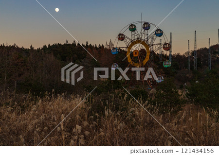 Full moon and abandoned ferris wheel 121434156