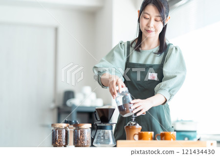 中年婦女在咖啡館將咖啡豆倒入滴水器中 121434430