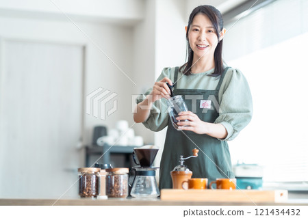中年婦女在咖啡館將咖啡豆倒入滴水器中 121434432