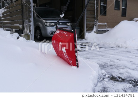雪季。早上又冷又困,鏟雪很難。但下雪了 雪季。早上又冷又困,鏟雪很難。但下雪了 121434791