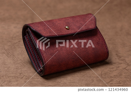 A wallet made from Italian leather that changes over time (aging) 121434960