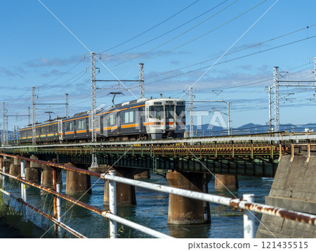 火車穿過濱名湖弁天島的鐵橋 121435515