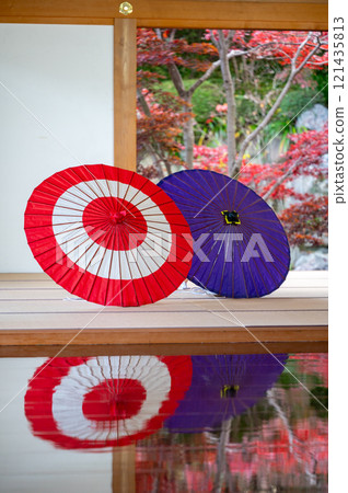日本傘和在地板上美麗倒映的日本傘 121435813