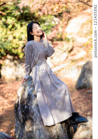 Middle-aged woman wearing a dress 121435892