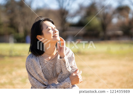 中年婦女在公園的草地上放鬆 121435989