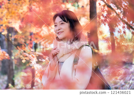 A middle-aged woman viewing autumn leaves 121436021