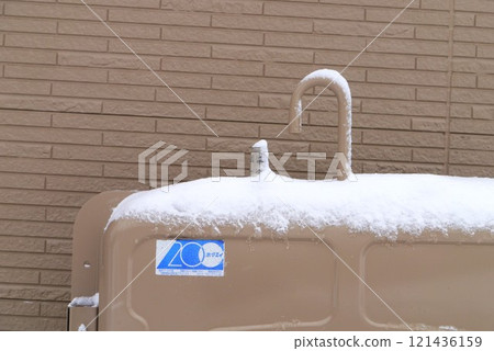 It's a bit of a hassle to refuel, but it's a warm kerosene stove. Is the kerosene tank full? 121436159