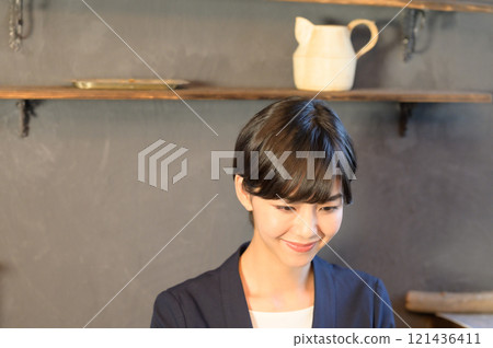Business woman resting in a cafe 121436411