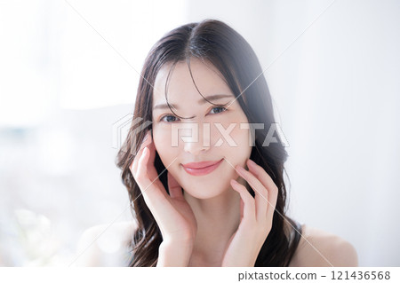 一位美麗的年輕女子的美麗形象,她的裸露皮膚特寫鏡頭看著相機 一位美麗的年輕女子的美麗形象,她的裸露皮膚特寫鏡頭看著相機 121436568