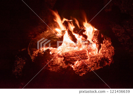 篝火(熊熊燃燒的火焰) 篝火(熊熊燃燒的火焰) 121436639