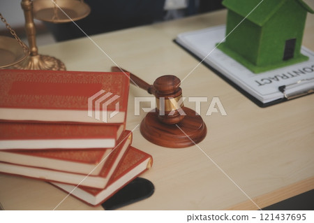 Legal concepts regarding houses and real estate. House and real estate auctions. 121437695
