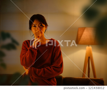 室內女性肖像 121438012