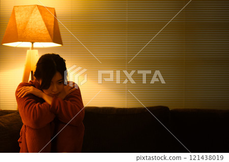 Indoor female portrait 121438019