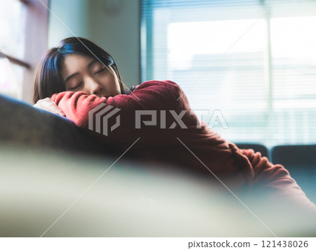 Indoor female portrait 121438026