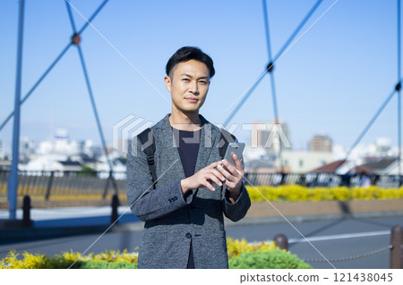 城市裡有智慧型手機的男人 121438045