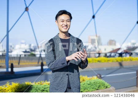 城市裡有智慧型手機的男人 城市裡有智慧型手機的男人 121438046