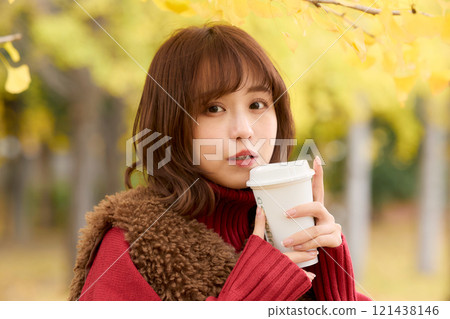 秋季表演期間,一名身穿毛皮背心的女子在散步 秋季表演期間,一名身穿毛皮背心的女子在散步 121438146
