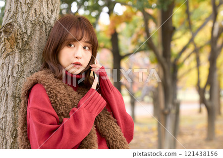 A woman wearing a fur vest taking a walk at an autumn performance 121438156