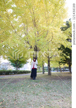 Wearing a fur jacket for a stroll at a fall performance Wearing a fur jacket for a stroll at a fall performance 121438189