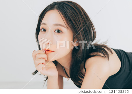 Natural beauty image of a young woman 121438255