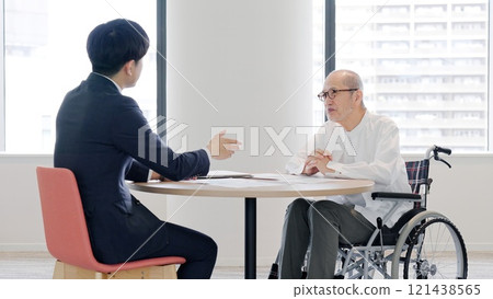 商人接近老人 121438565