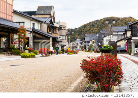 模糊的背景|山中溫泉的主街湯華街道|遊客形象|11月拍攝|石川縣加賀市 模糊的背景|山中溫泉的主街湯華街道|遊客形象|11月拍攝|石川縣加賀市 121438573