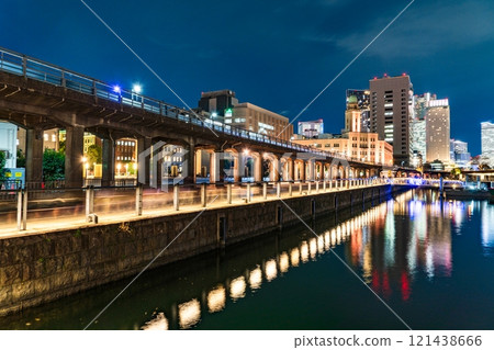 燈火通明的人行天橋和港未來夜景 燈火通明的人行天橋和港未來夜景 121438666