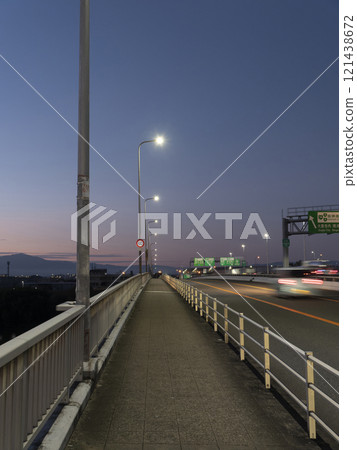 Scenery of a bridge crossing the Yamato River at dawn 121438672