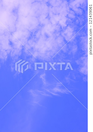 Clouds floating in the blue sky (background material) Clouds floating in the blue sky (background material) 121439061
