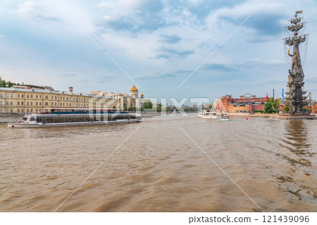Moscow river and Peter the Great Statue. Sculpture by Zurab Tsereteli. One of the tallest monuments in Russia. 121439096