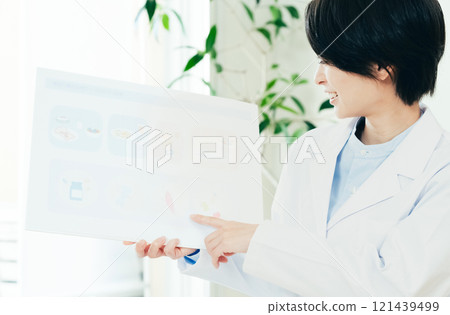 女營養師進行營養指導 121439499