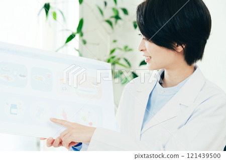 A female nutritionist giving nutritional guidance 121439500