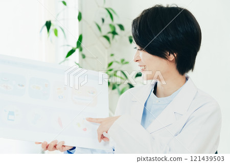 女營養師進行營養指導 121439503