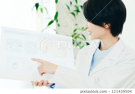 女營養師進行營養指導 121439504