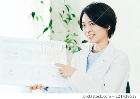 女營養師進行營養指導 121439512