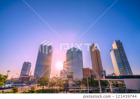 日本橫濱城市景觀橫濱市政廳和建築物沐浴在清晨的陽光下,清晨的櫻木町車站前。明天的希望之光... = 3 天 日本橫濱城市景觀橫濱市政廳和建築物沐浴在清晨的陽光下,清晨的櫻木町車站前。明天的希望之光... = 3 天 121439744