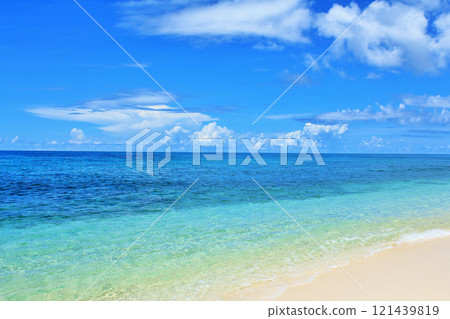 沖繩夏天的藍天和宮古島的海 沖繩夏天的藍天和宮古島的海 121439819