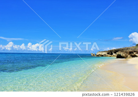 沖繩夏天的藍天和宮古島的海 121439826