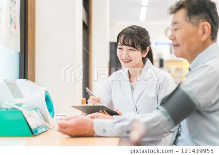 在醫院/診所進行全面體檢/健康檢查的男人和醫生(血壓) 在醫院/診所進行全面體檢/健康檢查的男人和醫生(血壓) 121439955